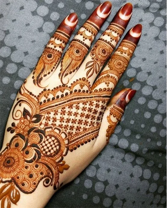 Exquisite Outline On Chain Back Hand Mehndi Design Exquisite Outline On Chain Back Hand Mehndi Design